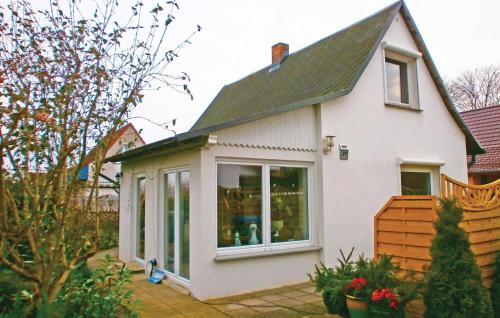 Maison de vacances Stunning home in Sundhagen OT Tremt with 2 Bedrooms and WiFi  Falkenhagen