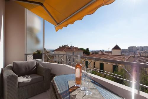 Stunning views from this lovely one bedroom apartment in Cannes only a short walk from the Palais 479 Cannes france