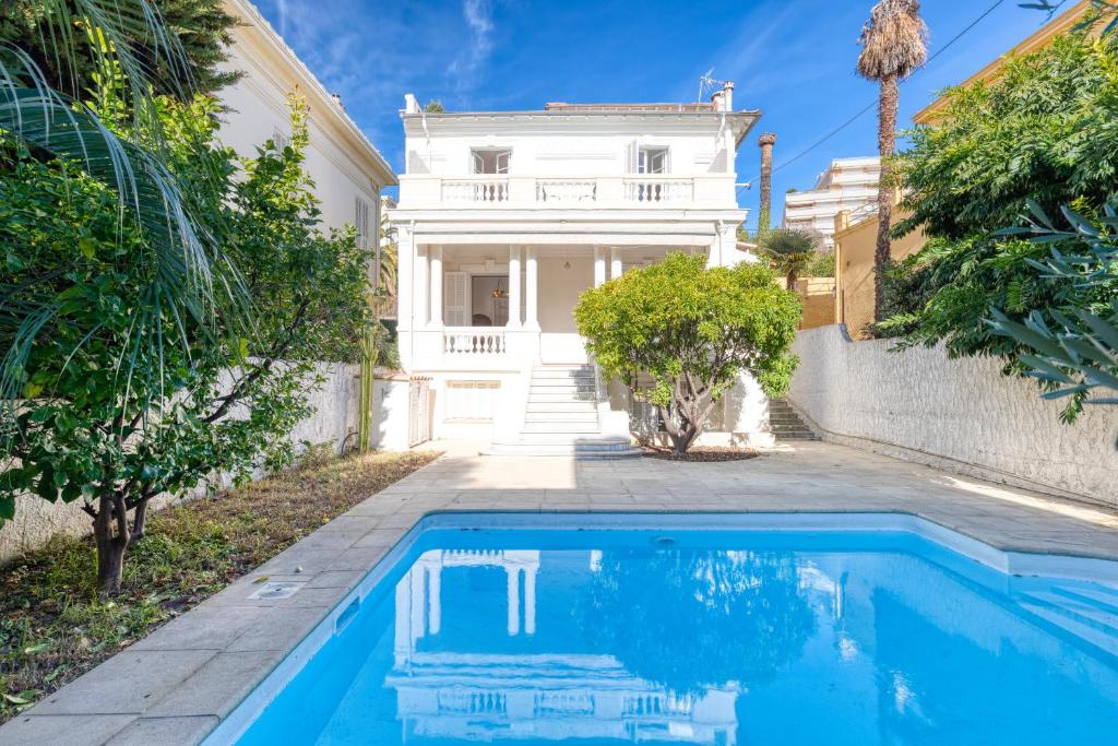 Villa Stylish Art Deco villa near the sea 4 Bdrs Pool and garage Villa Douce Brise 8 Avenue du Capitaine Scott, 06300 Nice