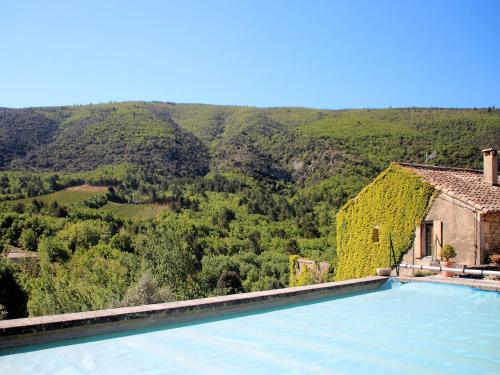 Stylish Holiday Home in Lacoste with Swimming Pool and airco Lacoste france