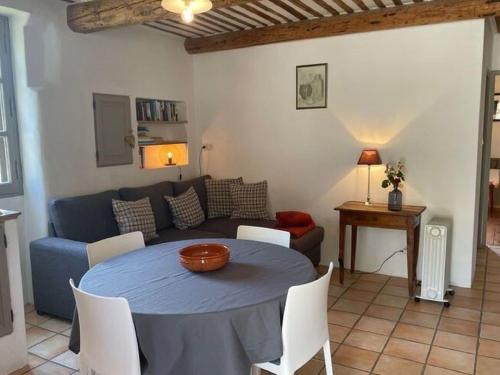 Maison de vacances Stylish Holiday Home in Lacoste with Swimming Pool and airco  Lacoste
