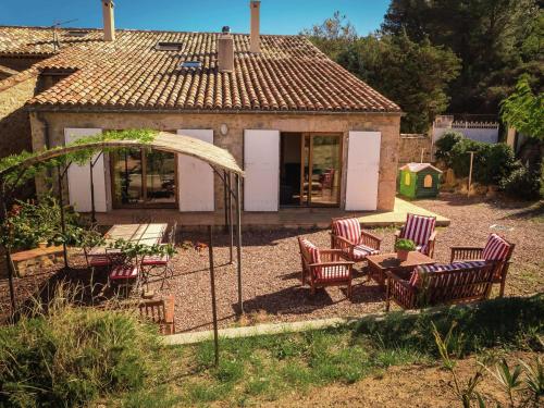 Villa Stylish Villa in Fraiss des Corbi res with Swimming Pool  Fraissé-des-Corbières