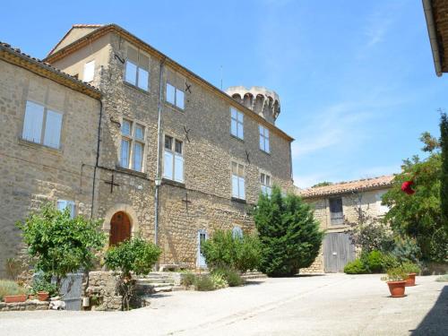 Stylish villa with private pool in the middle of a village in the beautiful Luberon Viens france