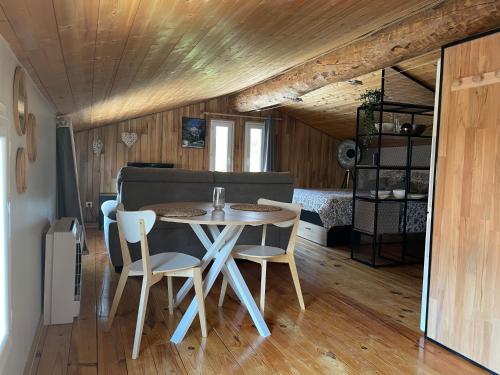 Sublime studio de caractère ,50 m2 climatisé . Montlaur-en-Diois france