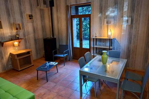 Suite dans le jardin du Château Agonges france