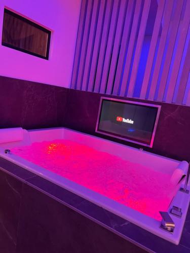 Suite & Jacuzzi Givors france