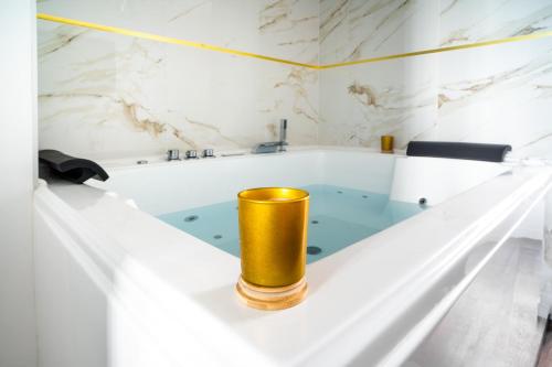 Appartement Suite L'éclipse Paris, logement avec jacuzzi, à 10 minutes des Champs Elysées étage 1, porte de droite 12 Rue de Bretagne Levallois-Perret