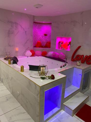 Suite romantique avec jaccuzy à la gare de Montpellier Montpellier france