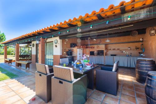 Sunny Country House with Swimming Pool Grijó portugal