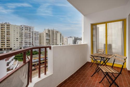 Appartement Sunny Flat W/ Balcony & Pool by LovelyStay Av. das Comunidades Lusíadas, Clube Praia Rocha Fase 1, Nº 3 9º 902 Portimão