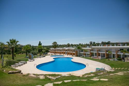 Sunny villa facing the swimming pool Fontainhas portugal