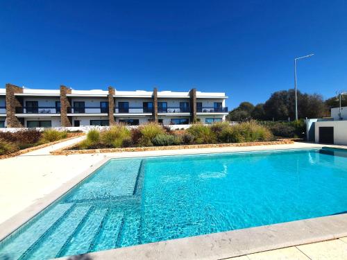 Sunny villa with pool and sea view Pêra portugal