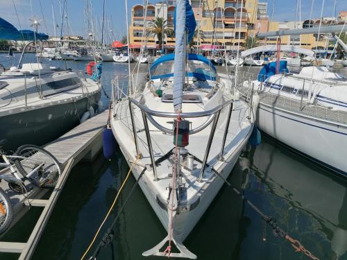 Bateau-hôtel Super bateau (voilier) à l'eau au port de Gruissan Quai des Palmiers Gruissan