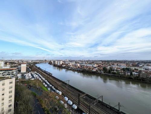 Super Seine view 4-room appt Choisy-le-Roi france