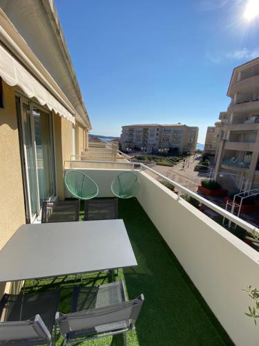 Appartement Super T2 Rénové Aperçu Mer Toutes Commodités Marine les Pins 55 Avenue de Cannes Antibes