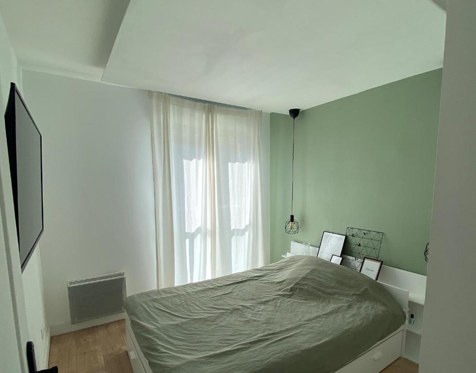 Appartement Super T2 Rénové Aperçu Mer Toutes Commodités Marine les Pins 55 Avenue de Cannes, 06600 Antibes