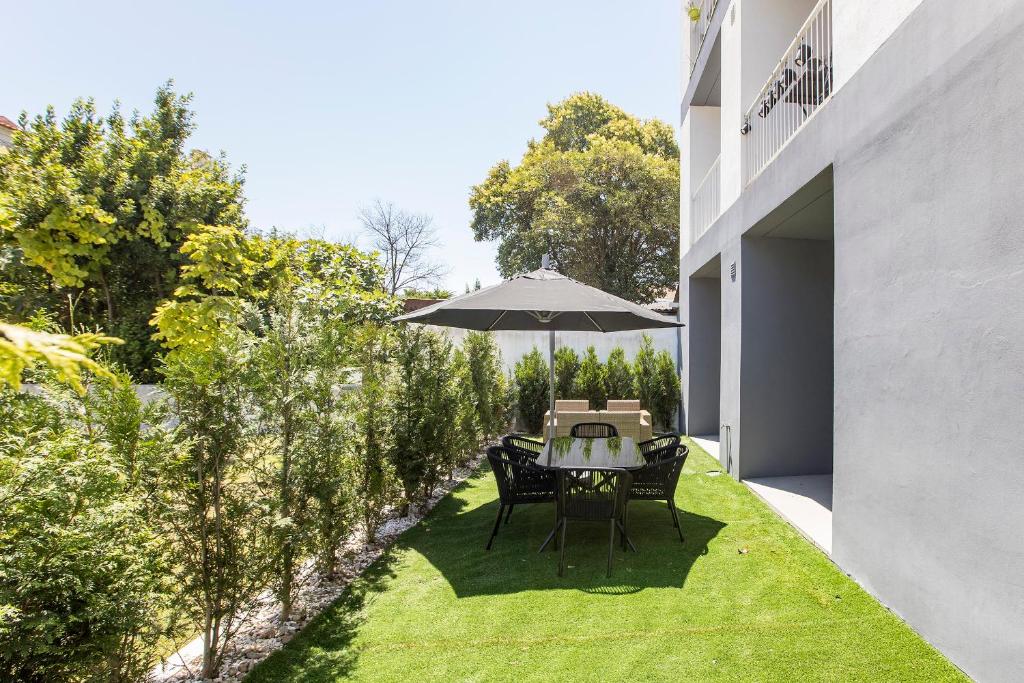 Appartement Superb 1BR Flat w/ Garden, AC & Free Parking by LovelyStay 110 Travessa dos Campos R/C Q, 4000-154 Porto