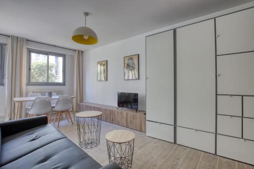 Superb Apartment Near The Bassin De La Villette Paris france