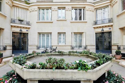 Superb flat two steps away from Porte Maillot in Paris - Welkeys Paris france