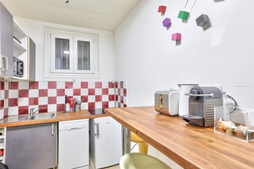 Appartement Superb T1Bis at 1min from the metro Porte St-Ouen 77 Rue Vauvenargues Paris