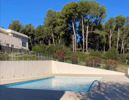 Appartement Superbe Appartement t3 en Rez de Jardin, Piscine, parking privé 48 Avenue de la Lionne La Ciotat