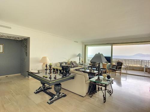 Appartement Superbe Appartement vue mer & piscine 55 Avenue du Roi Albert 1er Cannes