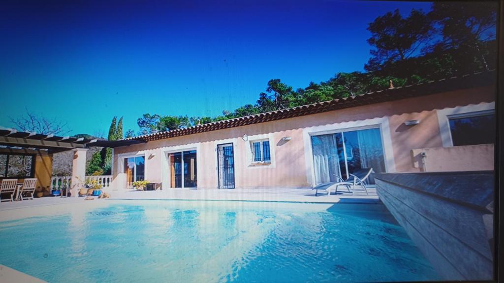 Villa Superbe villa climatisée avec piscine 4 Rue du Ruisseau, 83136 Rocbaron