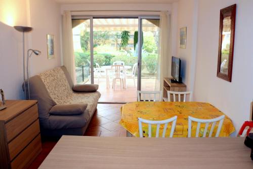 Appartement T2 BORMES LES MIMOSAS, La Faviere à 5 mn à pieds de la plage Résidence Les  Jardins du Golfe. 420 BD de la plage Bormes-les-Mimosas