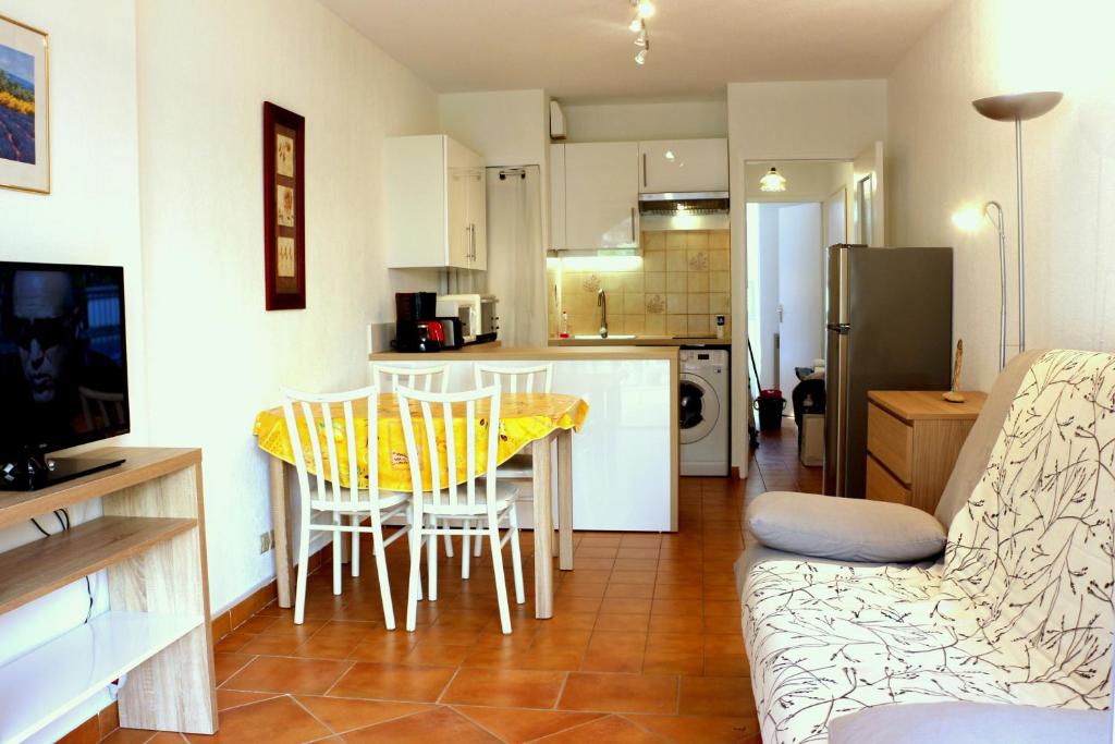 Appartement T2 BORMES LES MIMOSAS, La Faviere à 5 mn à pieds de la plage Résidence Les  Jardins du Golfe. 420 BD de la plage, 83230 Bormes-les-Mimosas