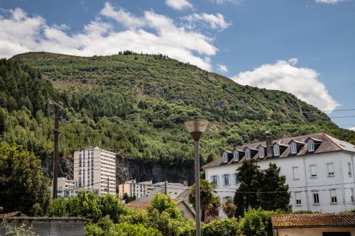 T2 centre-ville terrasse RDC parking, vue montagne Lourdes france