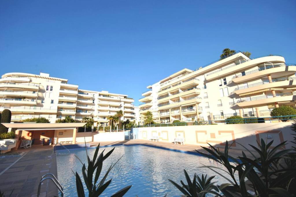 Appartement T2 climatisé à 5 minutes à pied de la plage avec parking, piscine et wifi Le Palais Maya 53 Rue Roland Garros, 83600 Fréjus