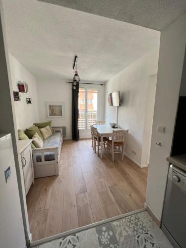 Appartement T2 climatisé à l'Ile d'Or avec piscine près de la plage 395 Boulevard Plage de l'Argentière La Londe-les-Maures
