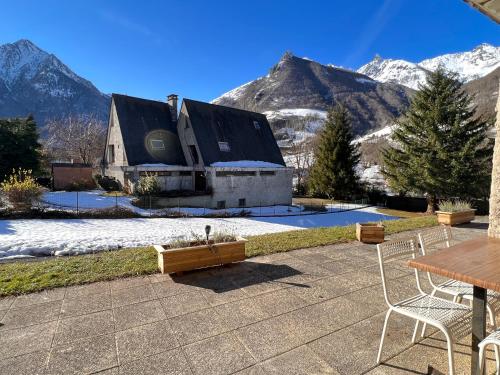 Appartement T2 ensoleillé. Terrasse et vaste jardin commun RDC n°02 24 Rue Justin Longue Cauterets