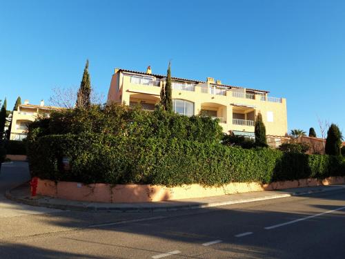 T2, jardin, véranda chambre, climatisation, parking privatif, proche à pied centre, plage, gare, pour 3 adultes ou 2 adultes avec 2 enfants Bandol france