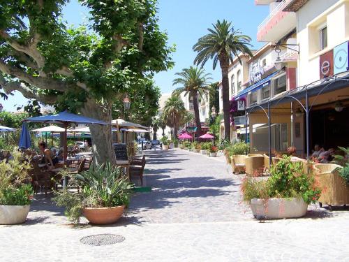 T2 rue piétonne Le Lavandou climatisé Le Lavandou france