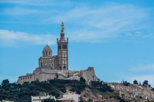 T2 Vue sur la Basilique de Notre Dame de la Garde Marseille france