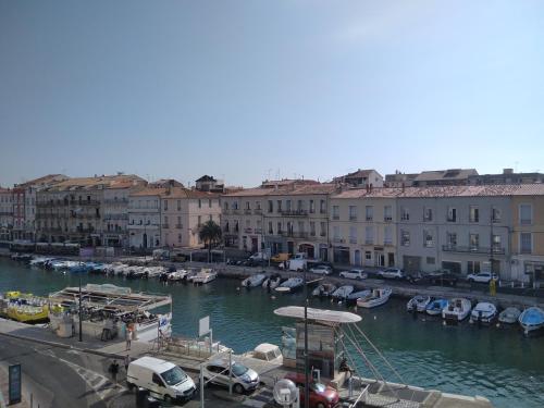 T3 au COEUR DE VILLE avec VUE SUR QUAIS ET MER Sète france