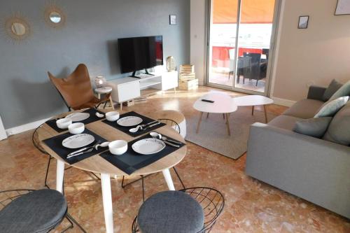 Appartement T3 Les Santons Cannes with Air Conditioning and Private Parking 7 Place Stanislas Cannes