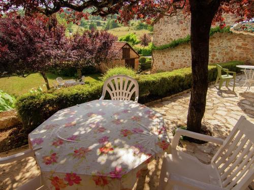 Maison de vacances Tasteful Cottage in Roziers with Terrace Garden BBQ Parking  Lissac-sur-Couze