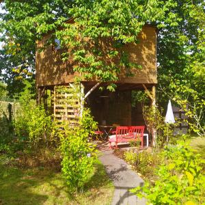 CABANE CERISE DANS L'ARBRE Etapeboisee