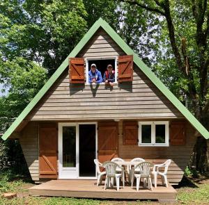 Tente de luxe Chalets dans la parc d'un manoir du XIXème siècle Manoir de Boutaric, route de lacabarède 81260 Anglès Midi-Pyrénées