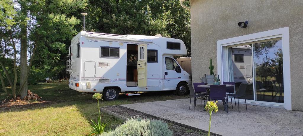 Tente de luxe Charmant camping-car à la campagne 1622 route de Cadalen 81300 Labessière-Candeil