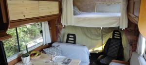 Charmant camping-car à la campagne