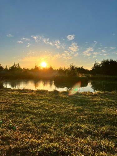Charmant POD en bois près d'un plan d'eau