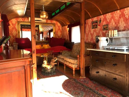 historischer Zirkuswagen von 1920 am Ende der Welt