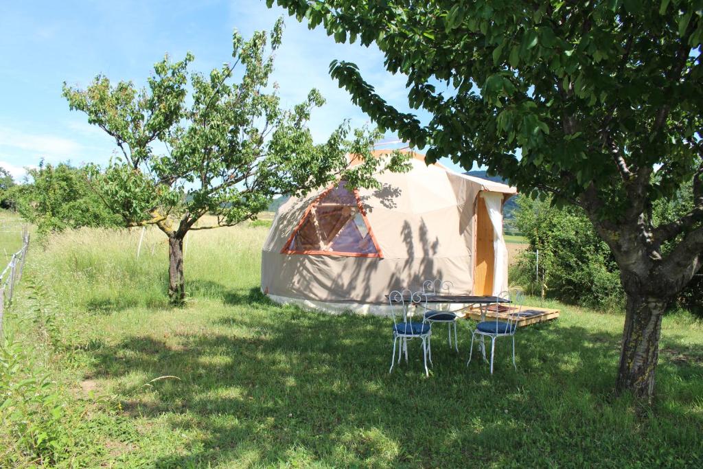 Tente de luxe L'Attrape Rêve Insolite Quartier le Bouchet 1263 Route des Cassès 07210 Saint-Vincent-de-Barrès