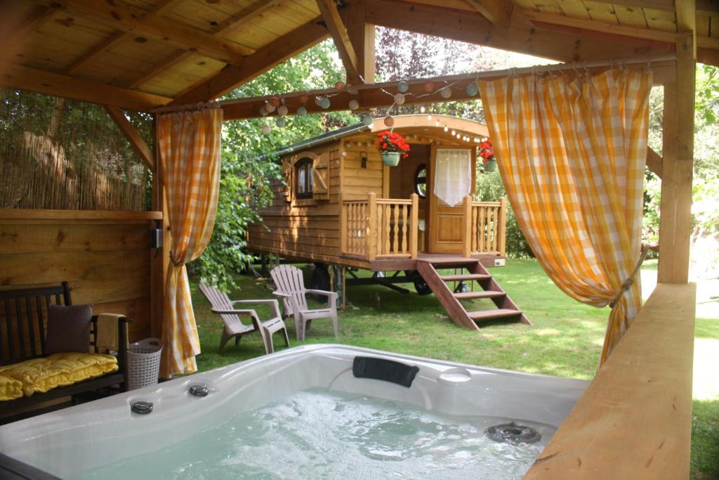 Tente de luxe La Roulotte d'Emilie et son jacuzzi privé 10 Route du Petit Logis 17250 Beurlay