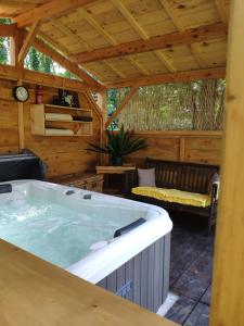 Tente de luxe La Roulotte d'Emilie et son jacuzzi privé 10 Route du Petit Logis 17250 Beurlay -1