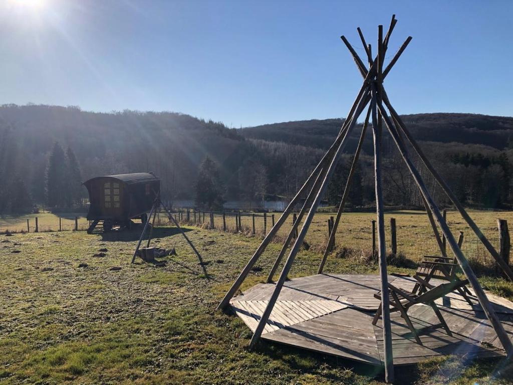 Tente de luxe Les roulottes de cirque Les Settons La Fragnot 58230 Moux-en-Morvan