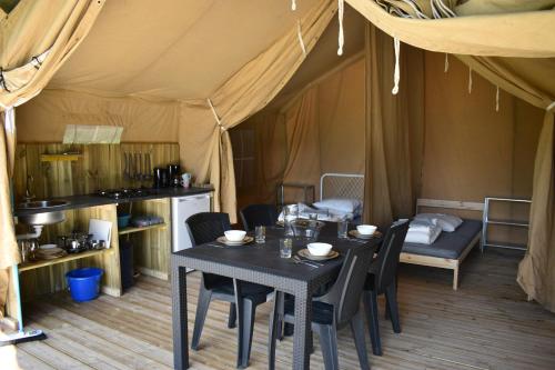 Lézard Vacances Luxe safaritentent met privé badkamer en zwembad